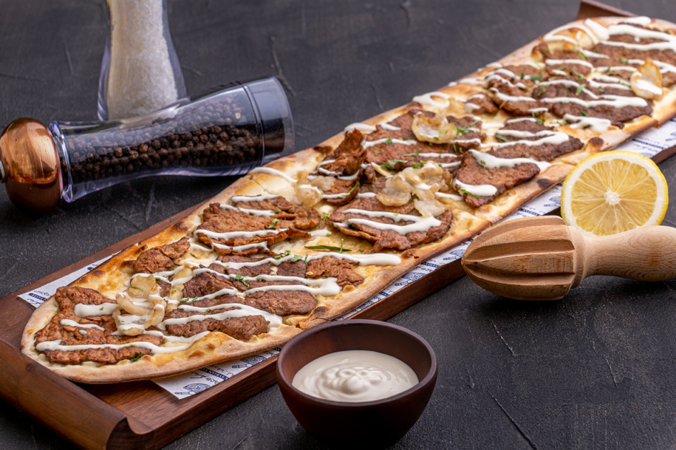Freshly baked to golden perfection, with irresistible aromas in every bite.
Savor authentic flavors, warm from the oven and made to delight.